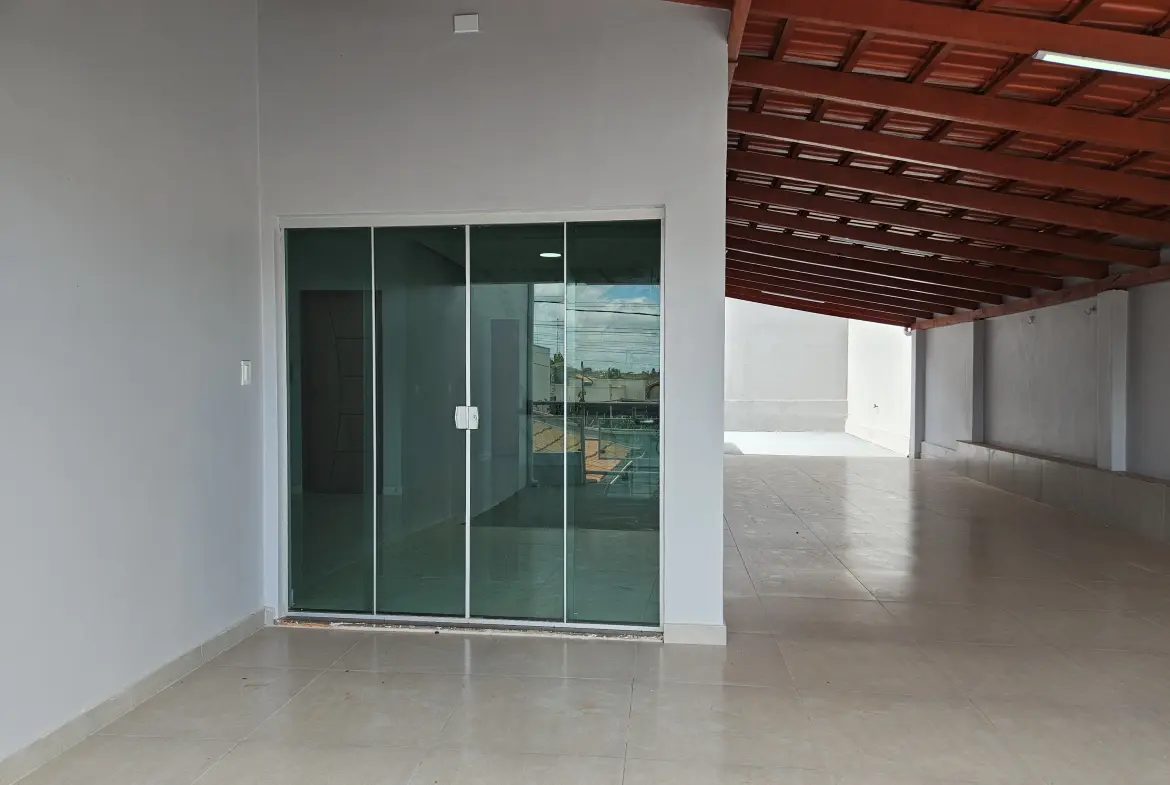 ALUGA-SE: Casa com 3 Quartos e Excelente Espaço no Jardim Glória 2 - foto 1