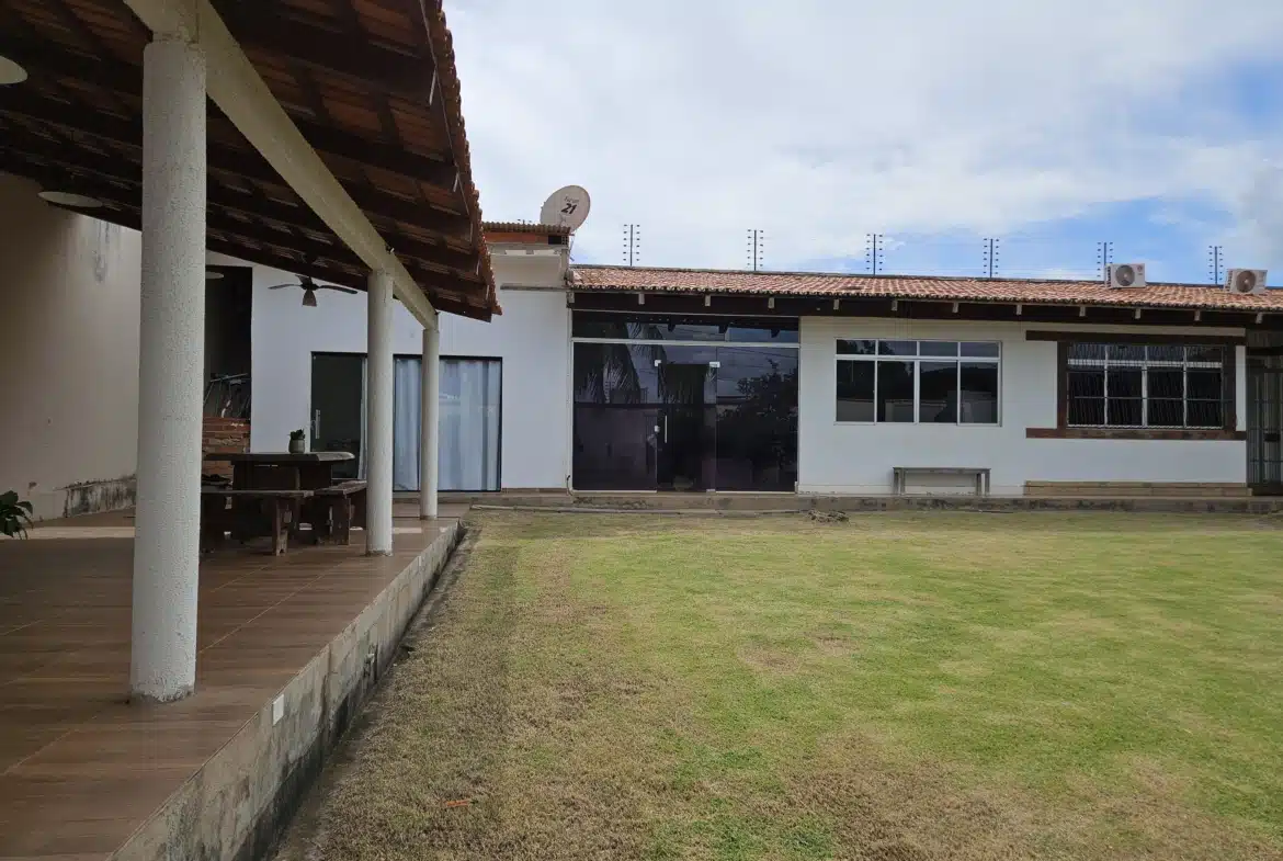 Residencial Tropical – Vende-se ou Aluga-se Casa  com 3 quartos, 1 suíte, garagem coberta para 2 carros