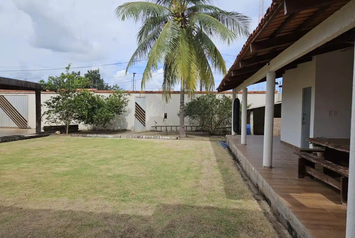 Residencial Tropical – Vende-se ou Aluga-se Casa  com 3 quartos, 1 suíte, garagem coberta para 2 carros