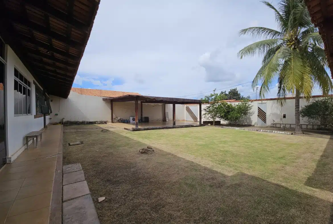 Residencial Tropical – Vende-se ou Aluga-se Casa  com 3 quartos, 1 suíte, garagem coberta para 2 carros