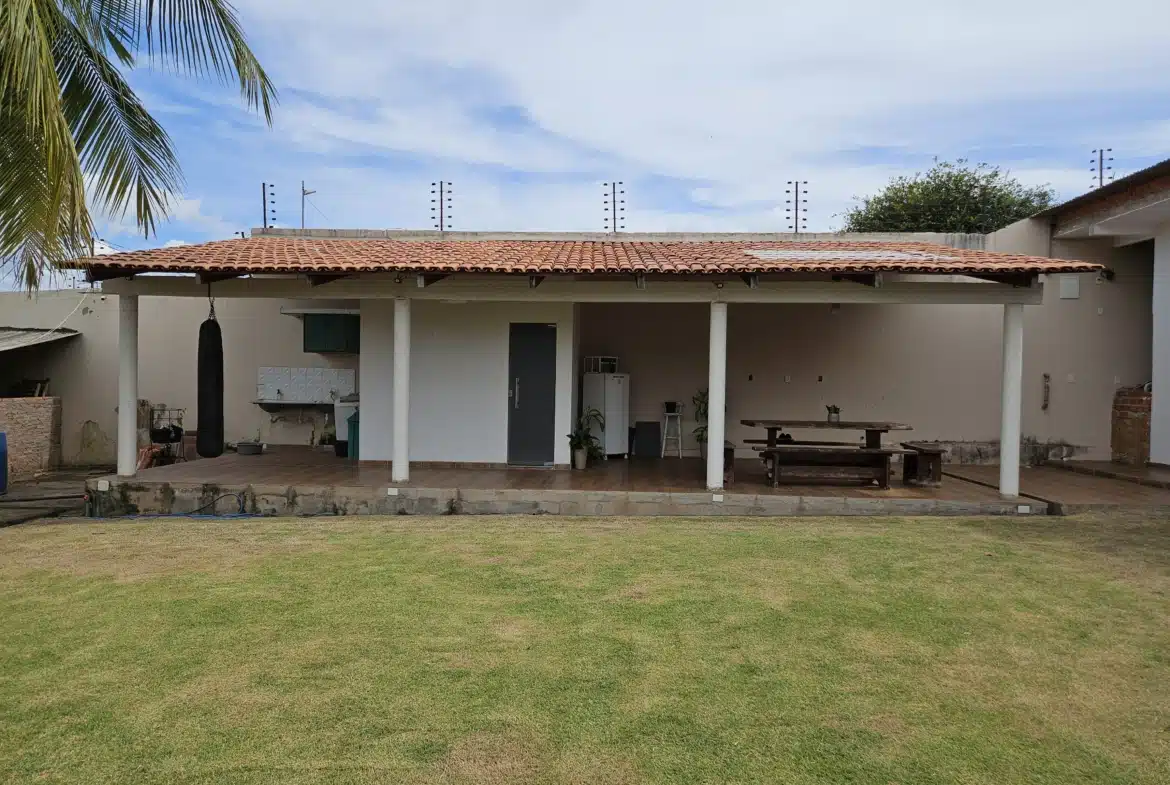 Residencial Tropical – Vende-se ou Aluga-se Casa  com 3 quartos, 1 suíte, garagem coberta para 2 carros