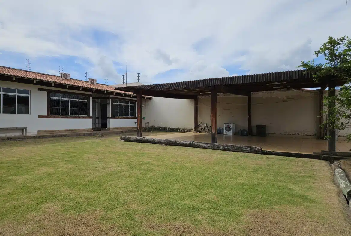 Residencial Tropical – Vende-se ou Aluga-se Casa  com 3 quartos, 1 suíte, garagem coberta para 2 carros