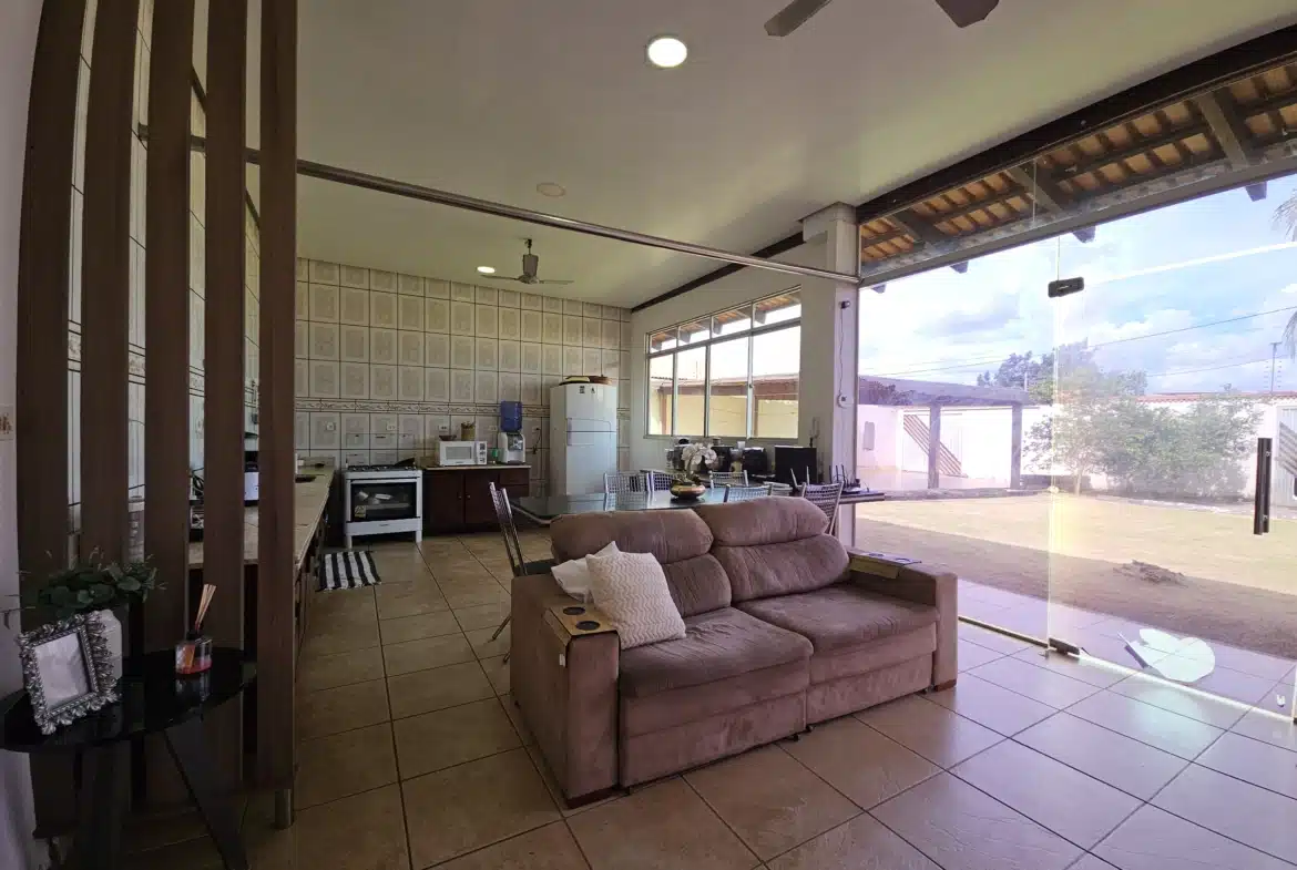 Residencial Tropical – Vende-se ou Aluga-se Casa  com 3 quartos, 1 suíte, garagem coberta para 2 carros