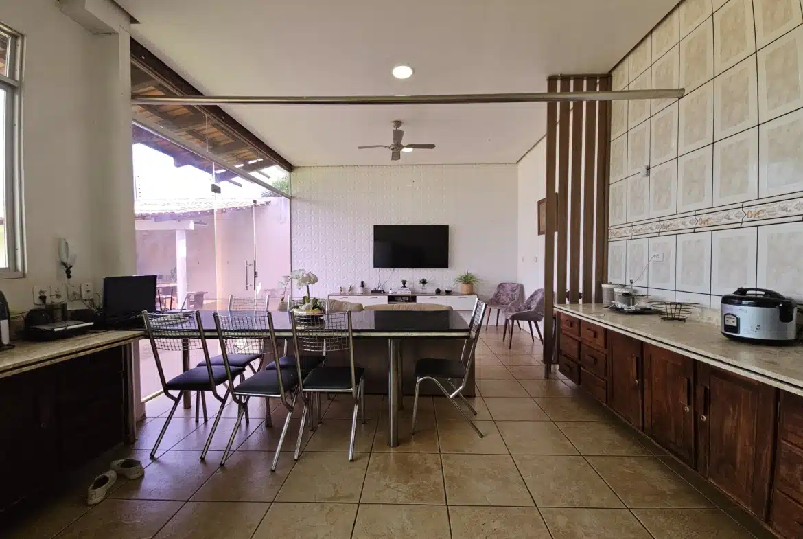 Residencial Tropical – Vende-se ou Aluga-se Casa  com 3 quartos, 1 suíte, garagem coberta para 2 carros
