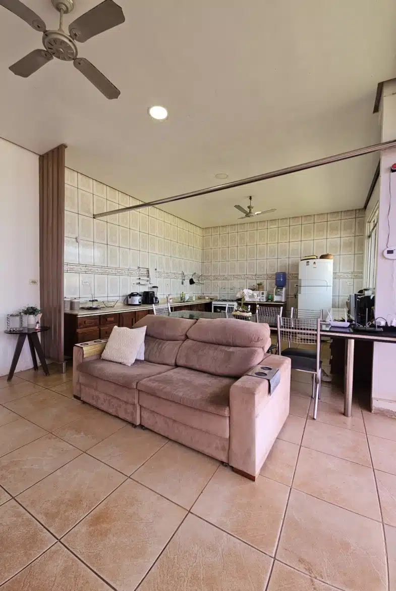 Residencial Tropical – Vende-se ou Aluga-se Casa  com 3 quartos, 1 suíte, garagem coberta para 2 carros