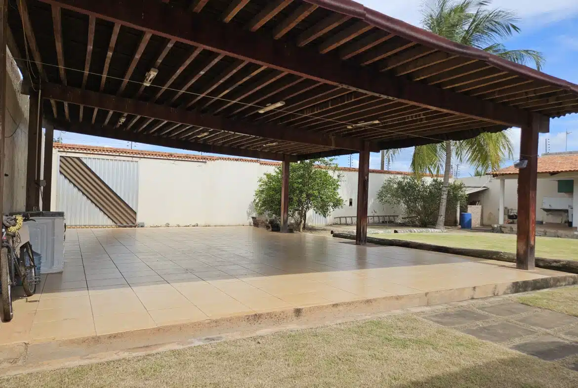 Residencial Tropical – Vende-se ou Aluga-se Casa  com 3 quartos, 1 suíte, garagem coberta para 2 carros