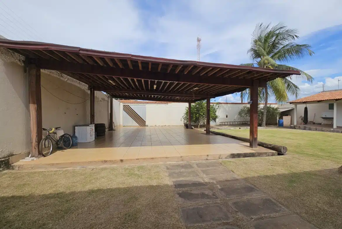Residencial Tropical – Vende-se ou Aluga-se Casa  com 3 quartos, 1 suíte, garagem coberta para 2 carros
