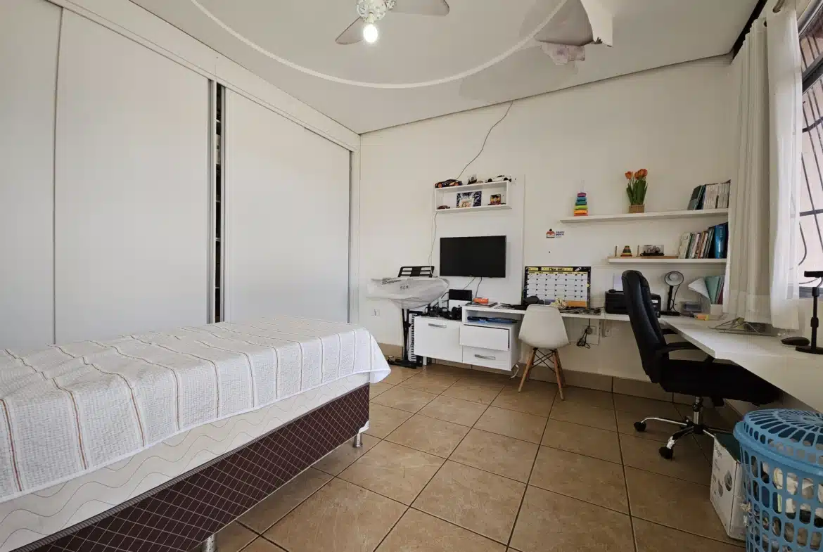 Residencial Tropical – Vende-se ou Aluga-se Casa  com 3 quartos, 1 suíte, garagem coberta para 2 carros