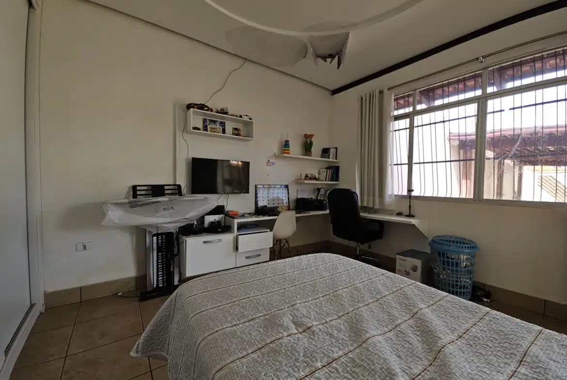 Residencial Tropical – Vende-se ou Aluga-se Casa  com 3 quartos, 1 suíte, garagem coberta para 2 carros