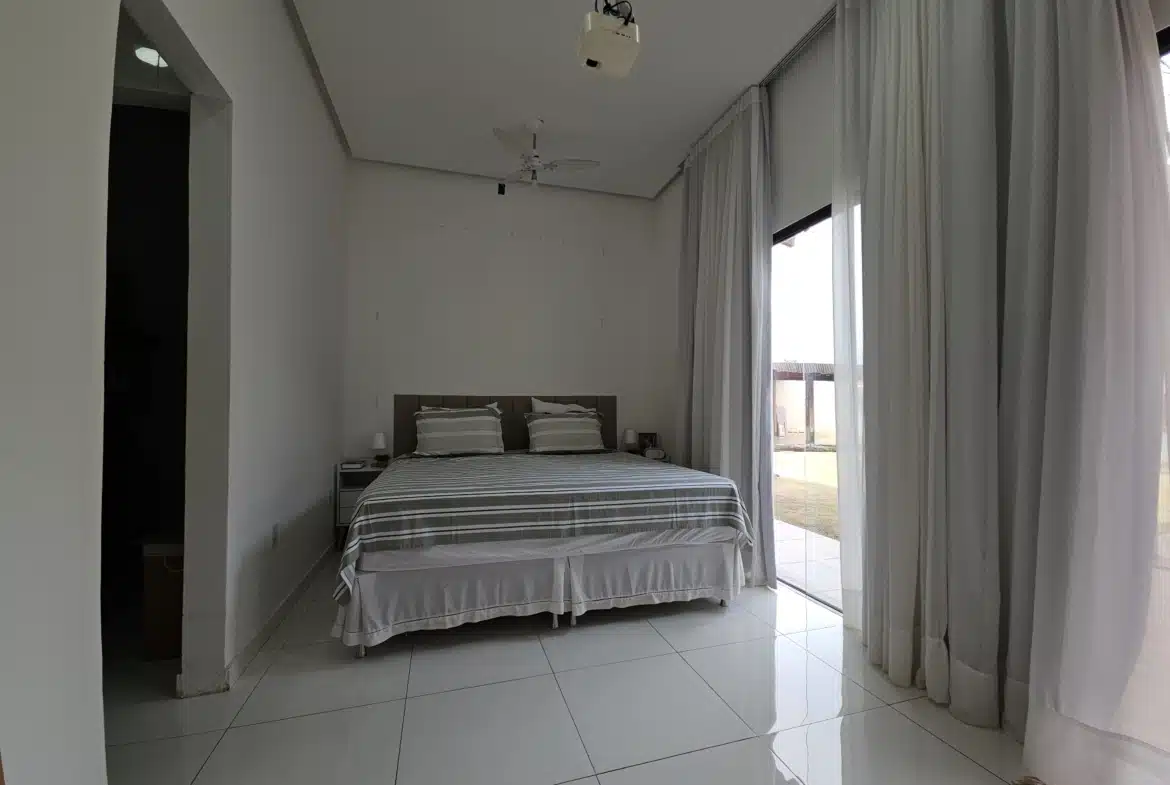 Residencial Tropical – Vende-se ou Aluga-se Casa  com 3 quartos, 1 suíte, garagem coberta para 2 carros