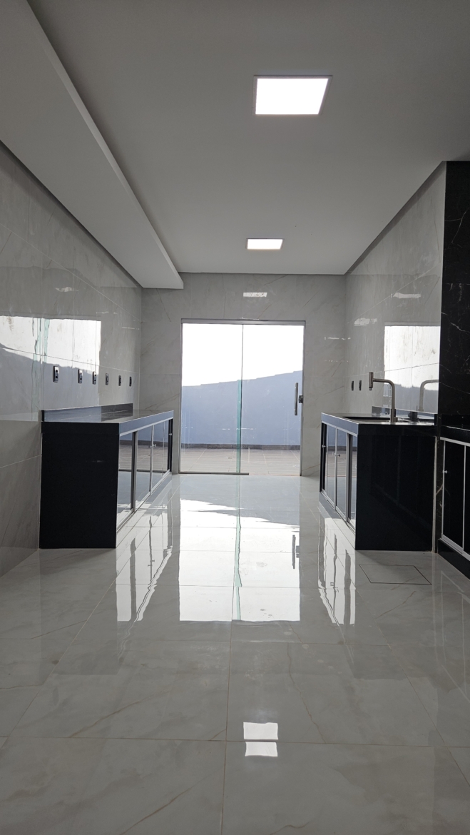 ALUGA-SE: Casa com 3 Quartos e Placa Solar no Jardim Glória 2