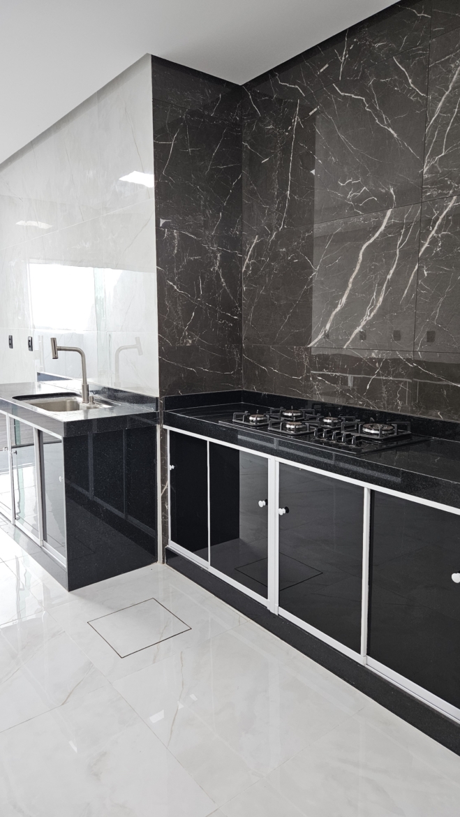 ALUGA-SE: Casa com 3 Quartos e Placa Solar no Jardim Glória 2
