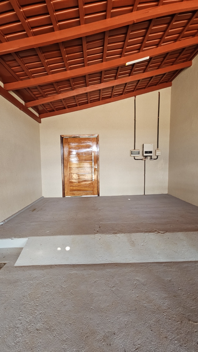 ALUGA-SE: Casa com 3 Quartos e Placa Solar no Jardim Glória 2