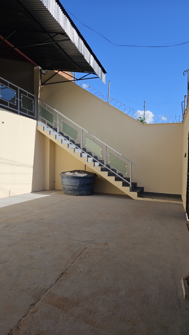 ALUGA-SE: Casa com 3 Quartos e Placa Solar no Jardim Glória 2