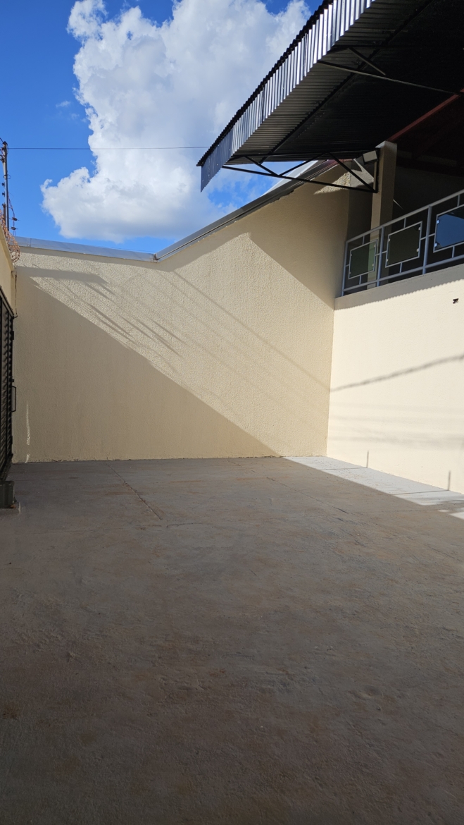 ALUGA-SE: Casa com 3 Quartos e Placa Solar no Jardim Glória 2