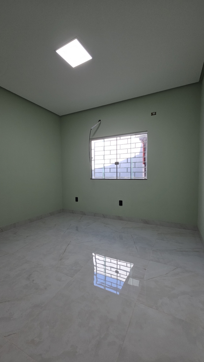 ALUGA-SE: Casa com 3 Quartos e Placa Solar no Jardim Glória 2