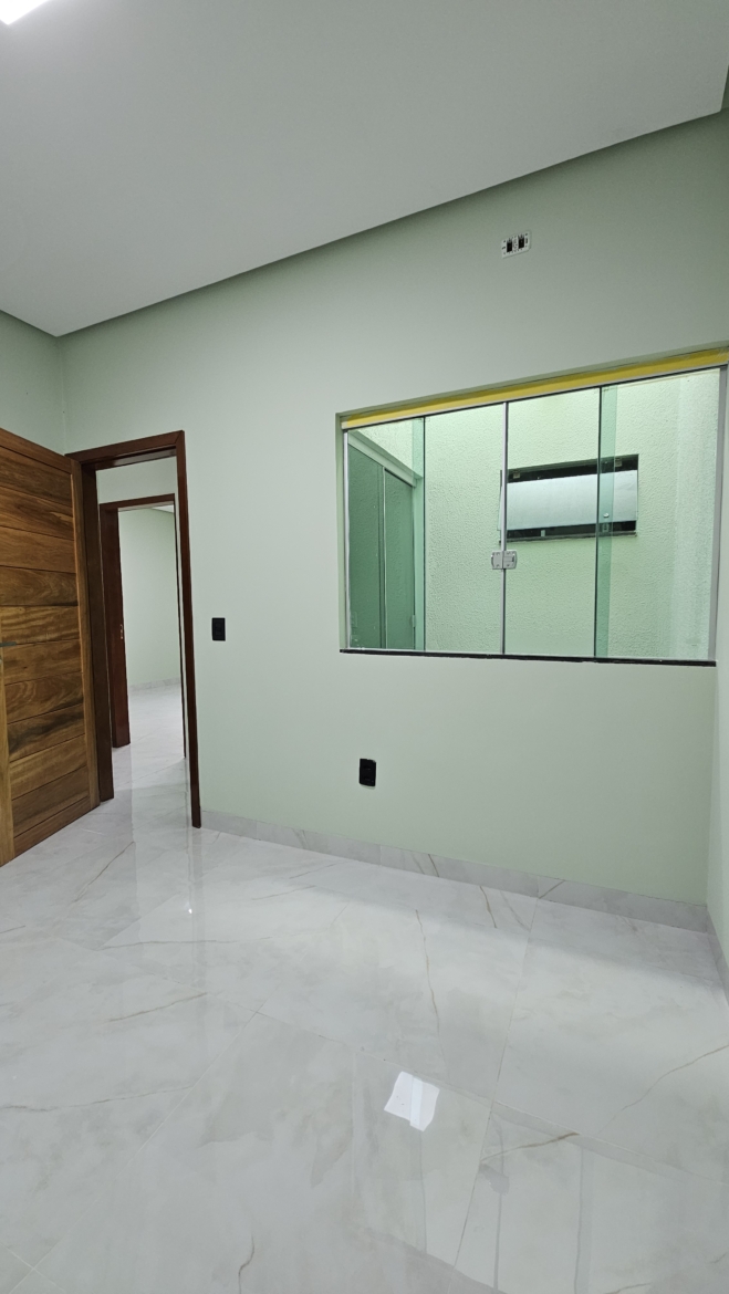 ALUGA-SE: Casa com 3 Quartos e Placa Solar no Jardim Glória 2