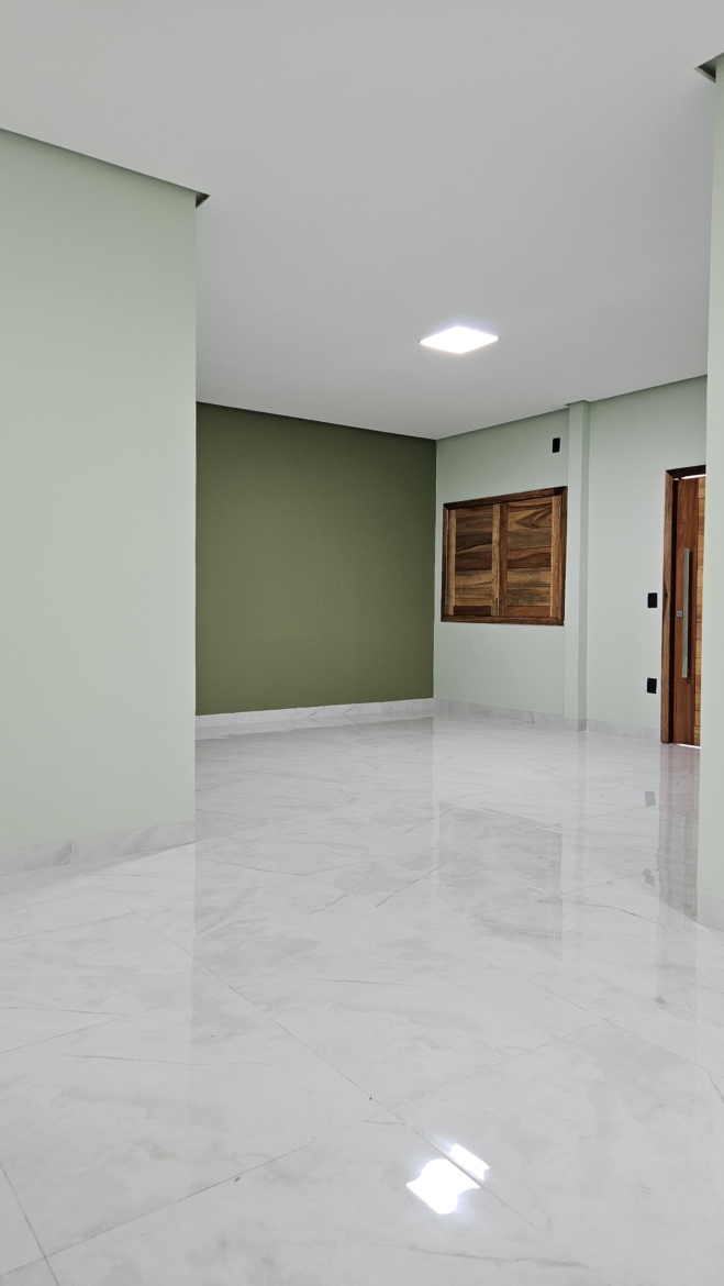 ALUGA-SE: Casa com 3 Quartos e Placa Solar no Jardim Glória 2