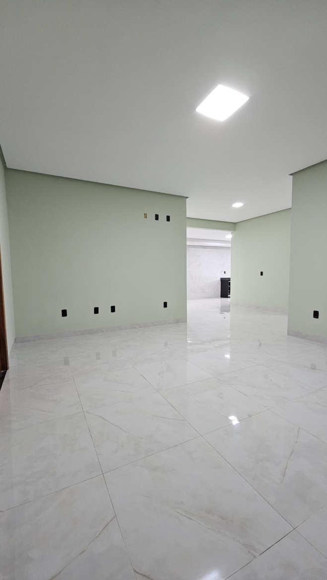 ALUGA-SE: Casa com 3 Quartos e Placa Solar no Jardim Glória 2