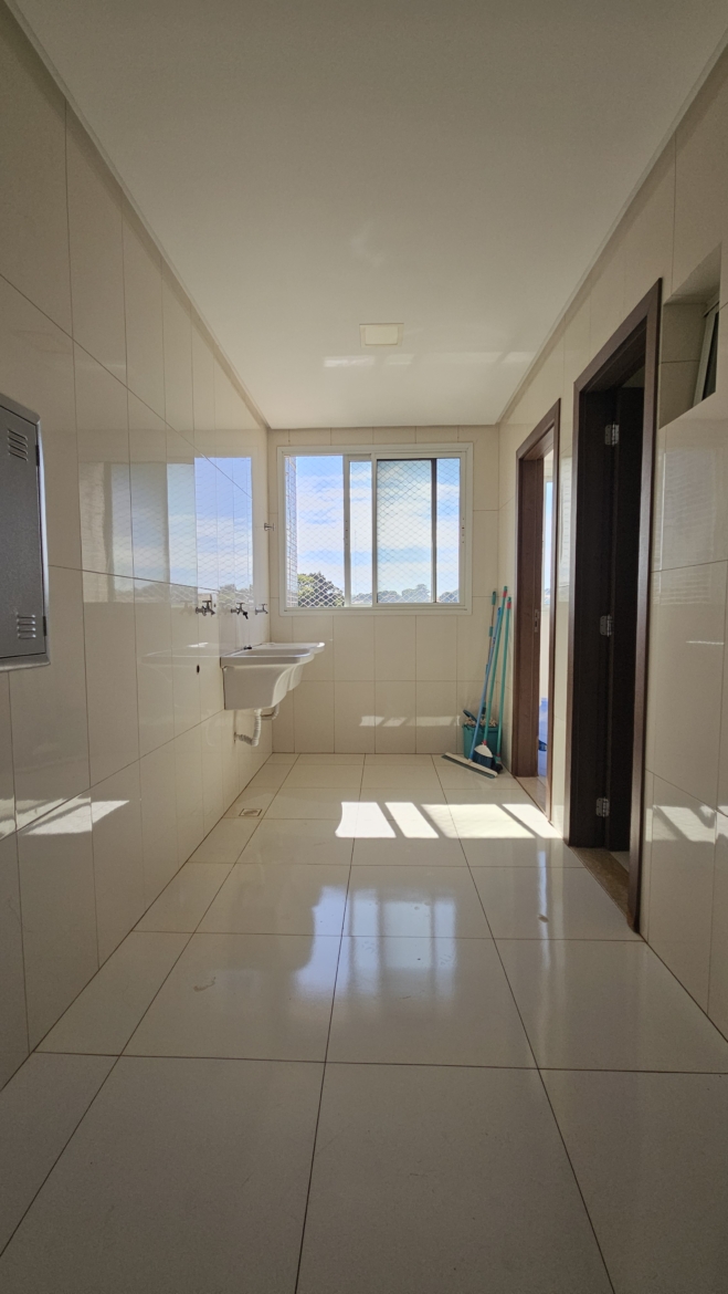 ALUGA-SE: Amplo Apartamento Mobiliado com 3 Suítes no Edifício Renoir