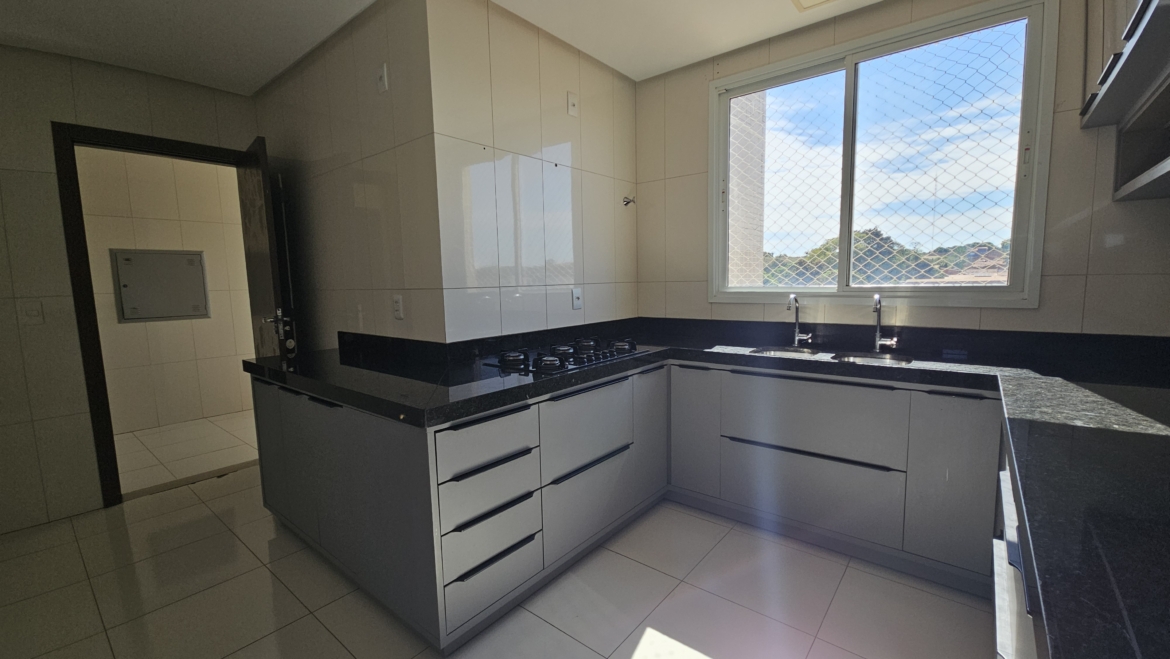 ALUGA-SE: Amplo Apartamento Mobiliado com 3 Suítes no Edifício Renoir