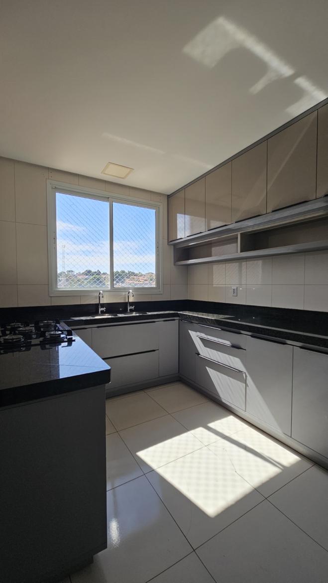 ALUGA-SE: Amplo Apartamento Mobiliado com 3 Suítes no Edifício Renoir