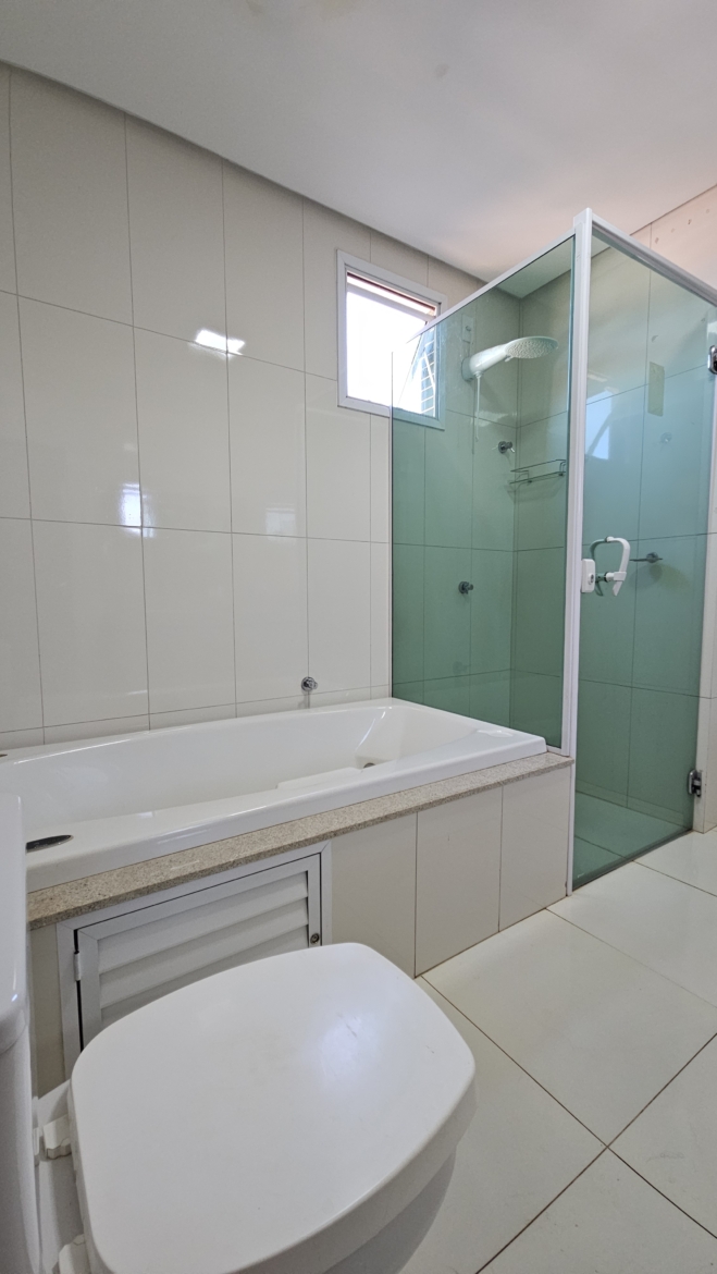 ALUGA-SE: Amplo Apartamento Mobiliado com 3 Suítes no Edifício Renoir