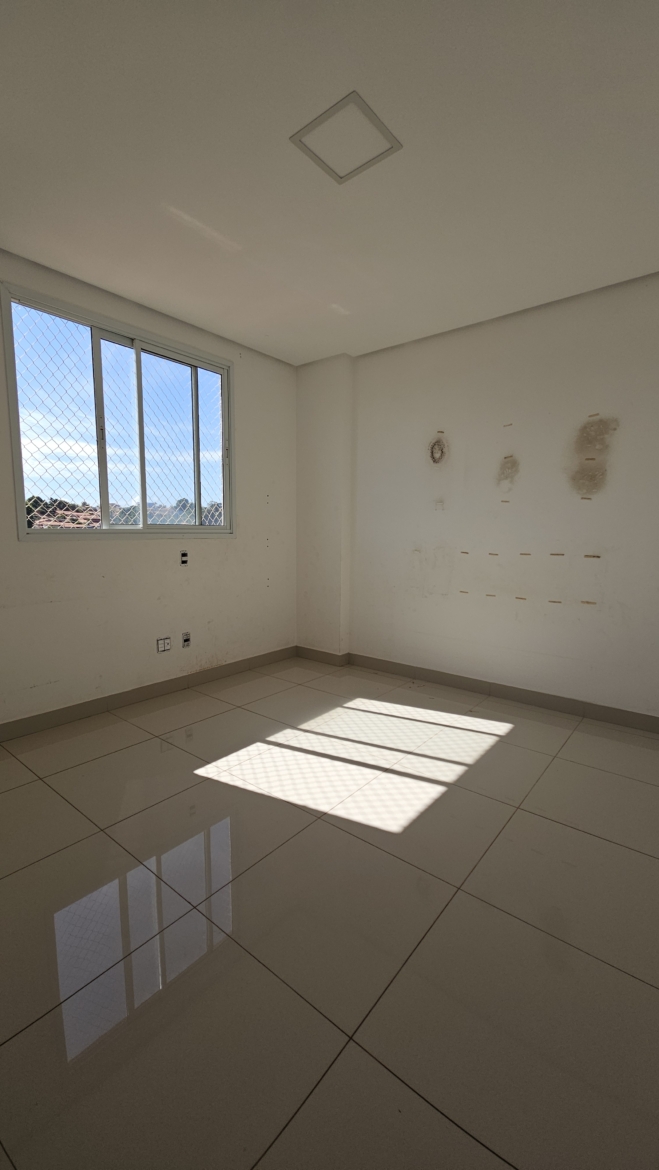 ALUGA-SE: Amplo Apartamento Mobiliado com 3 Suítes no Edifício Renoir