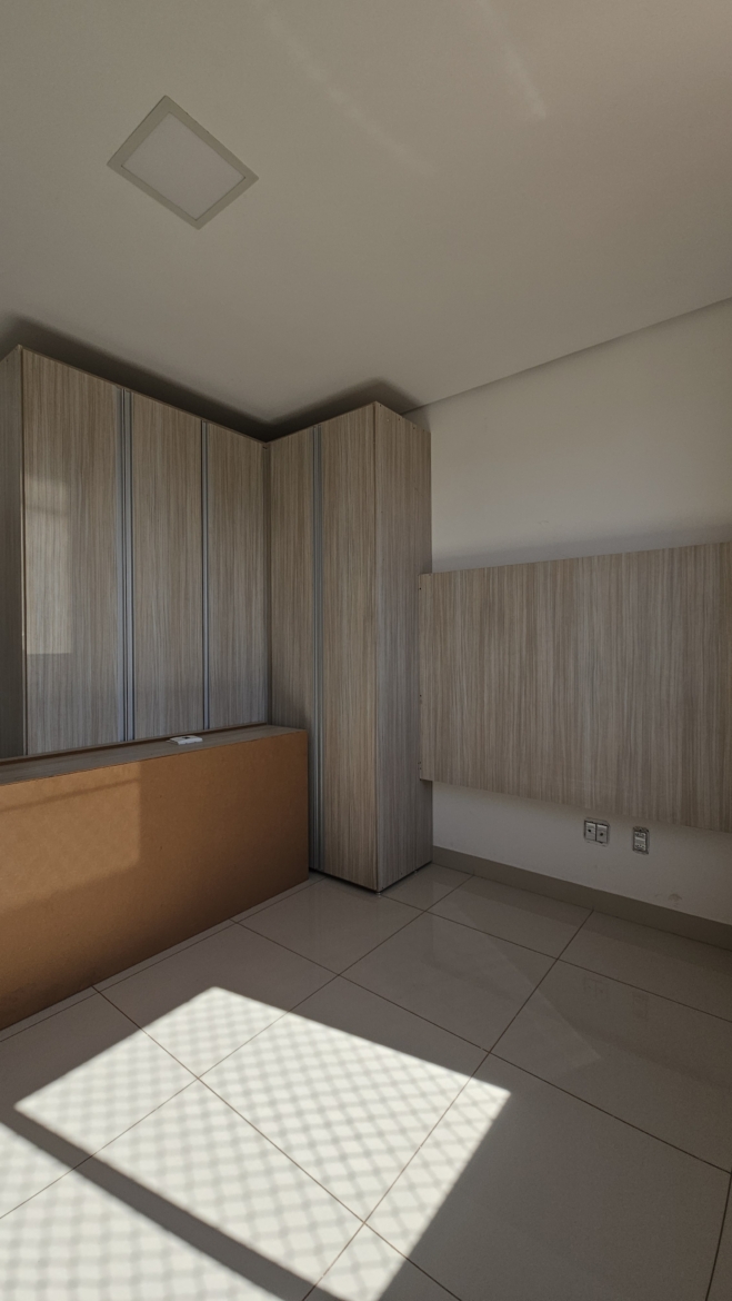 ALUGA-SE: Amplo Apartamento Mobiliado com 3 Suítes no Edifício Renoir