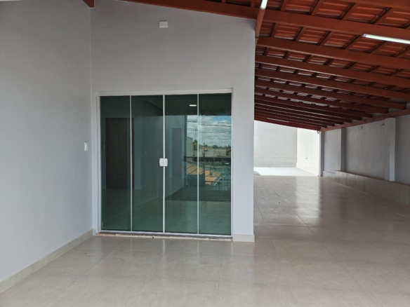 ALUGA-SE: Casa com 3 Quartos e Excelente Espaço no Jardim Glória 2