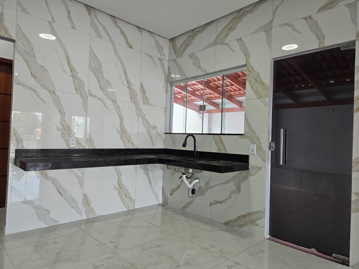 ALUGA-SE: Casa com 3 Quartos e Excelente Espaço no Jardim Glória 2