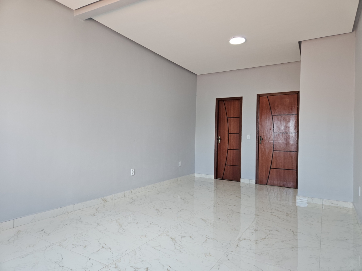 ALUGA-SE: Casa com 3 Quartos e Excelente Espaço no Jardim Glória 2
