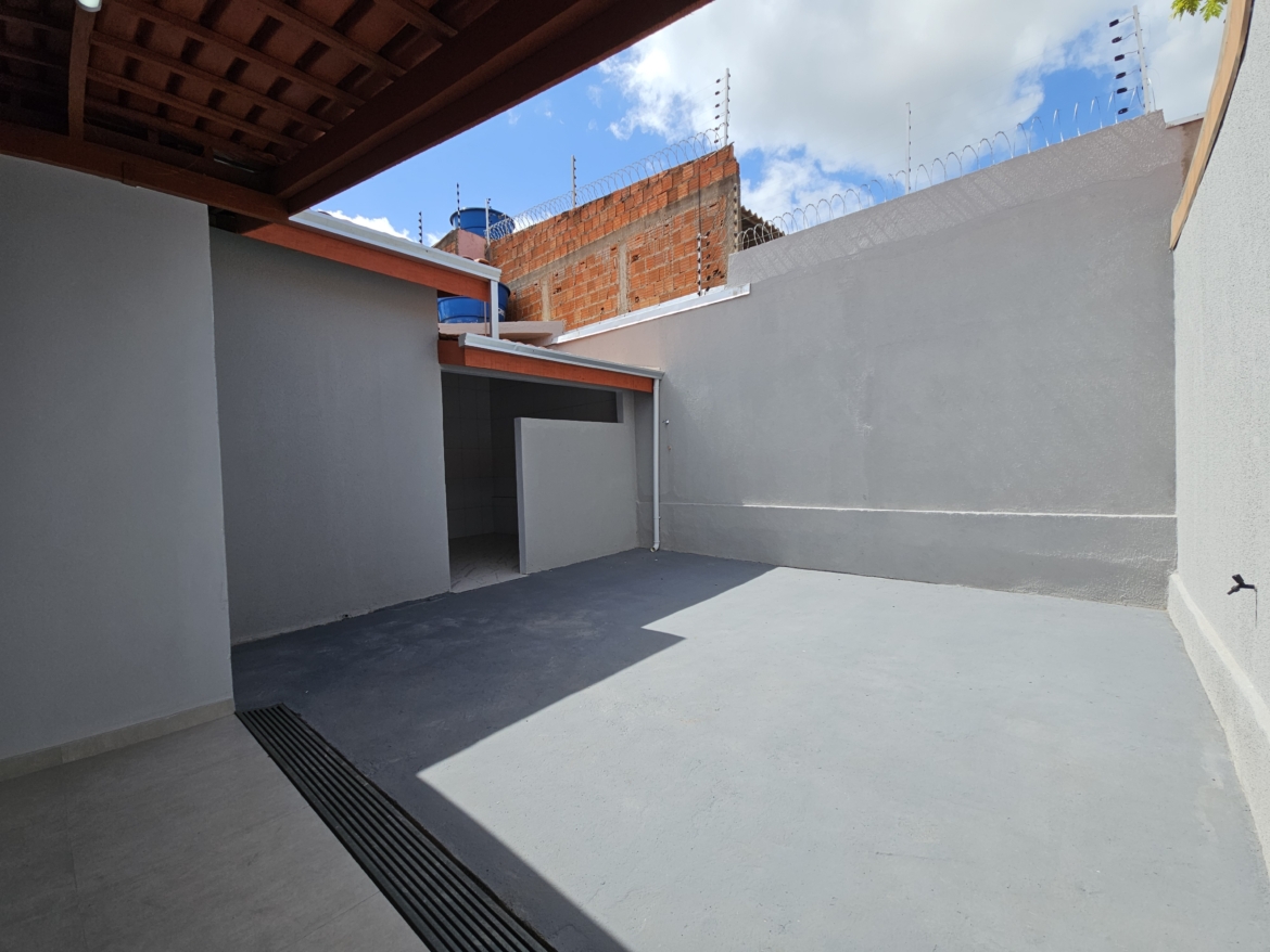 ALUGA-SE: Casa com 3 Quartos e Excelente Espaço no Jardim Glória 2