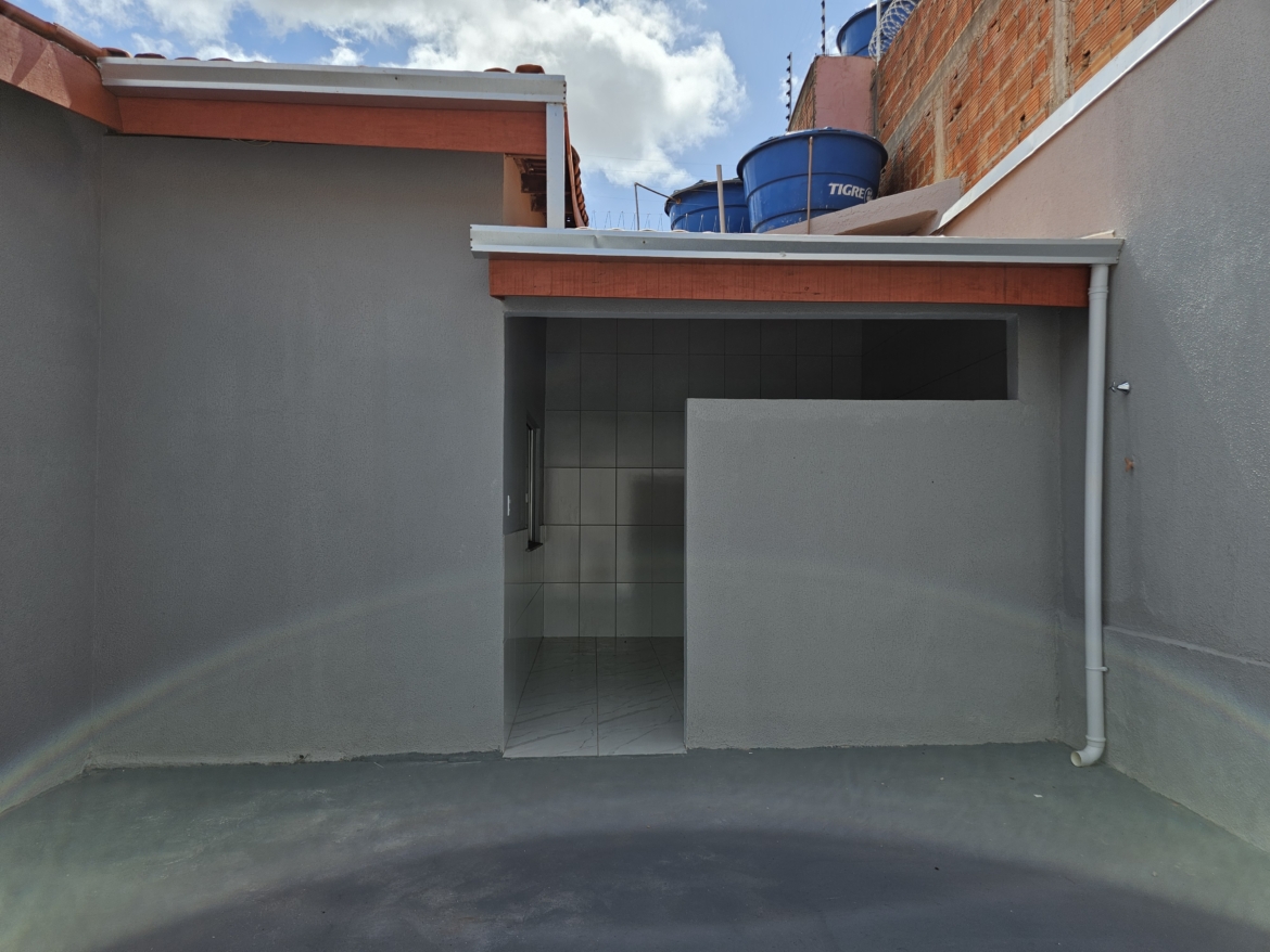 ALUGA-SE: Casa com 3 Quartos e Excelente Espaço no Jardim Glória 2