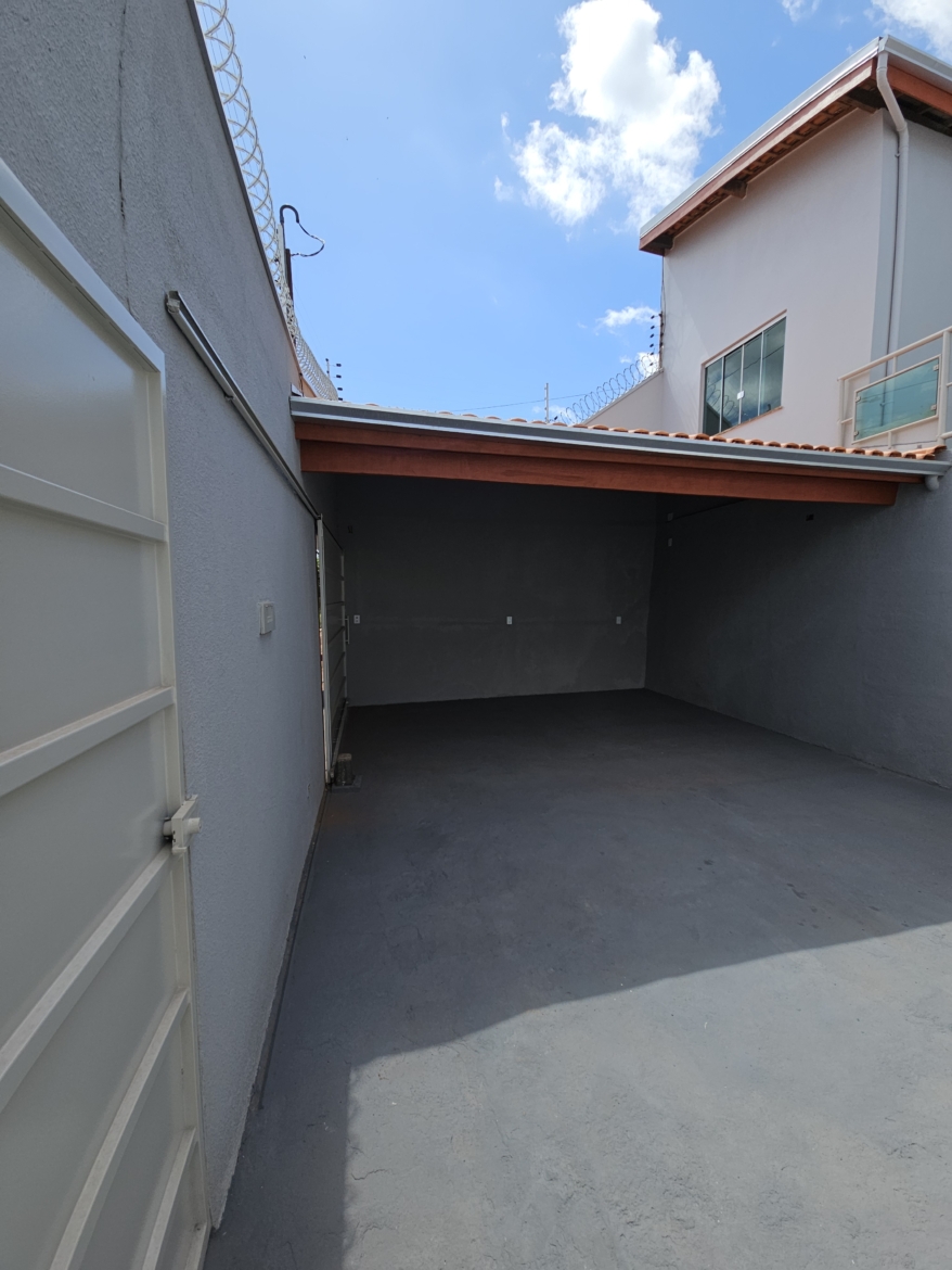 ALUGA-SE: Casa com 3 Quartos e Excelente Espaço no Jardim Glória 2