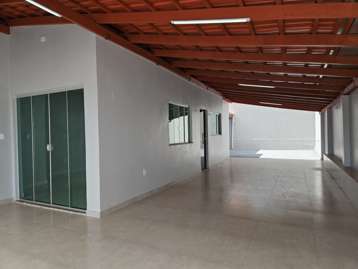 ALUGA-SE: Casa com 3 Quartos e Excelente Espaço no Jardim Glória 2