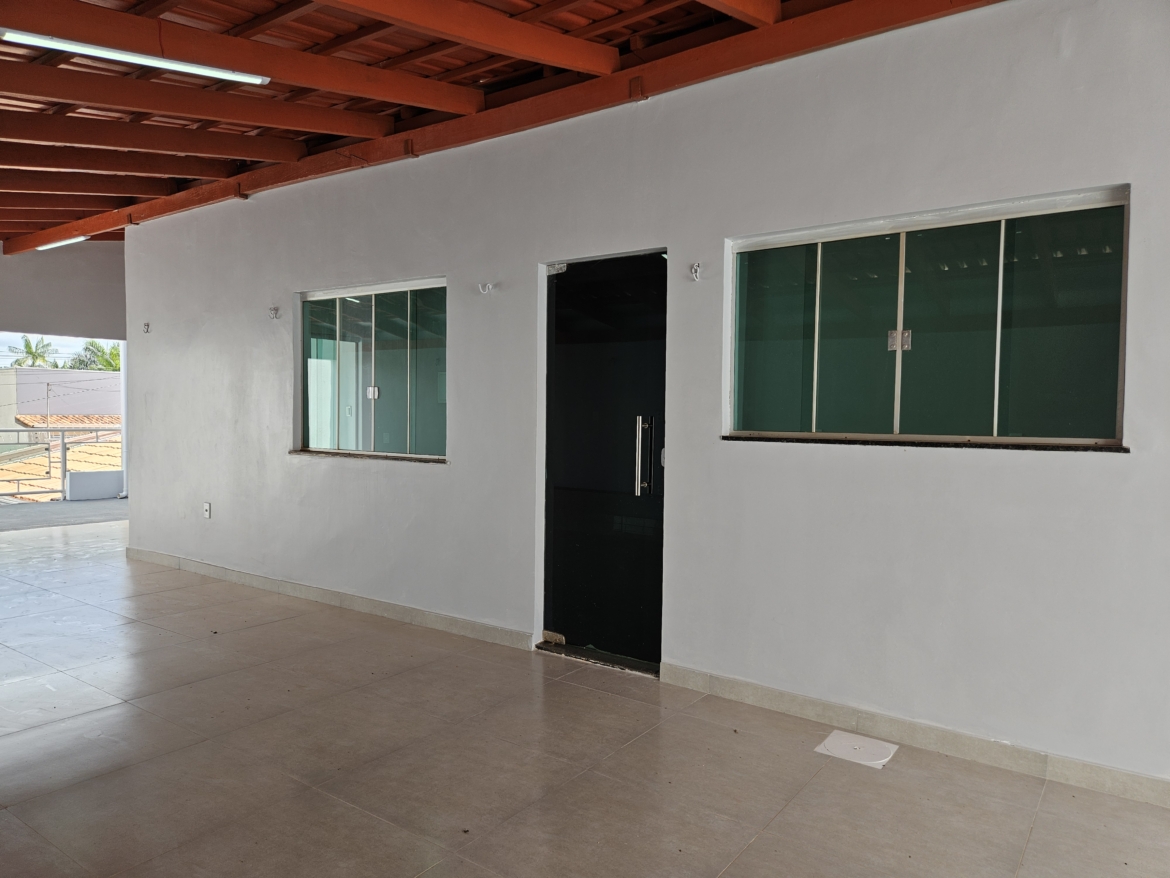 ALUGA-SE: Casa com 3 Quartos e Excelente Espaço no Jardim Glória 2