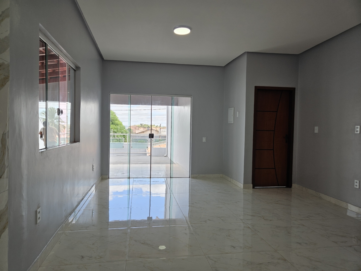 ALUGA-SE: Casa com 3 Quartos e Excelente Espaço no Jardim Glória 2