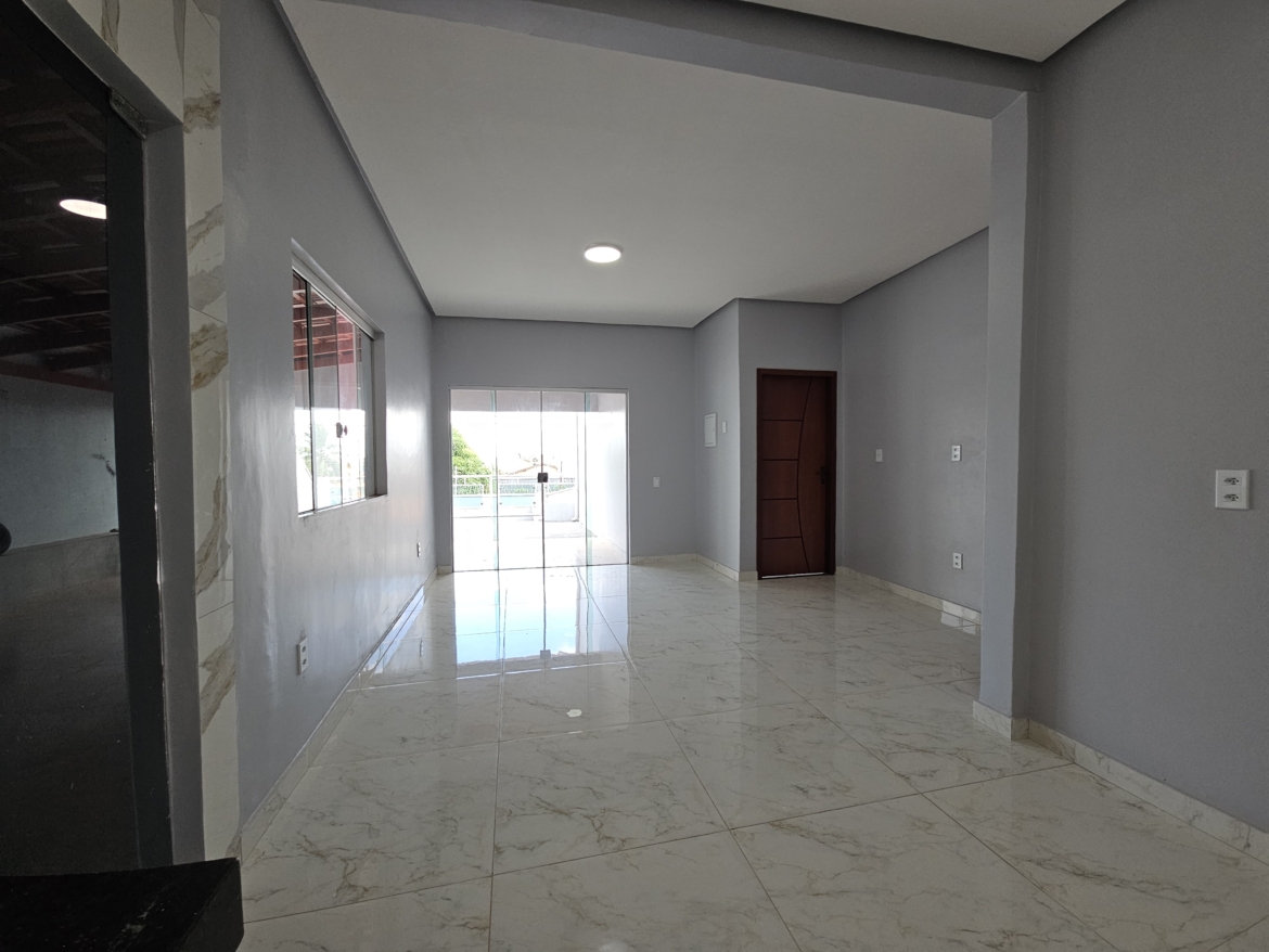 ALUGA-SE: Casa com 3 Quartos e Excelente Espaço no Jardim Glória 2