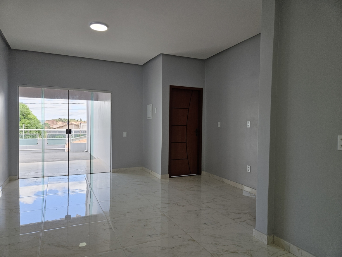 ALUGA-SE: Casa com 3 Quartos e Excelente Espaço no Jardim Glória 2